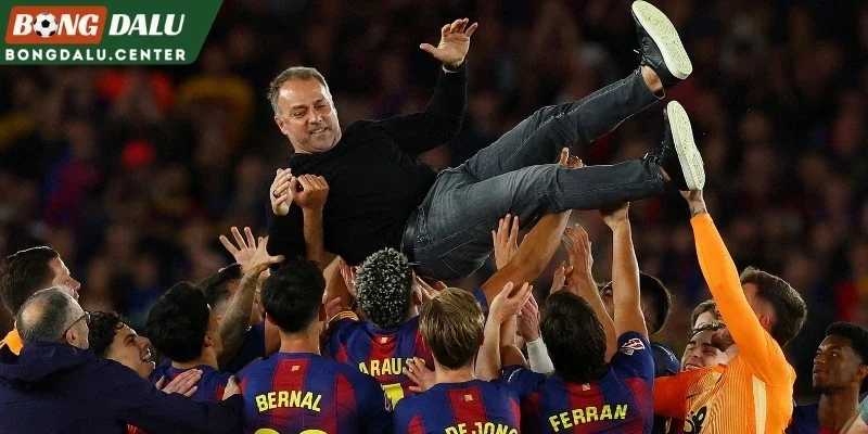 Biểu tượng Cruyff vẫn đứng trước Flick